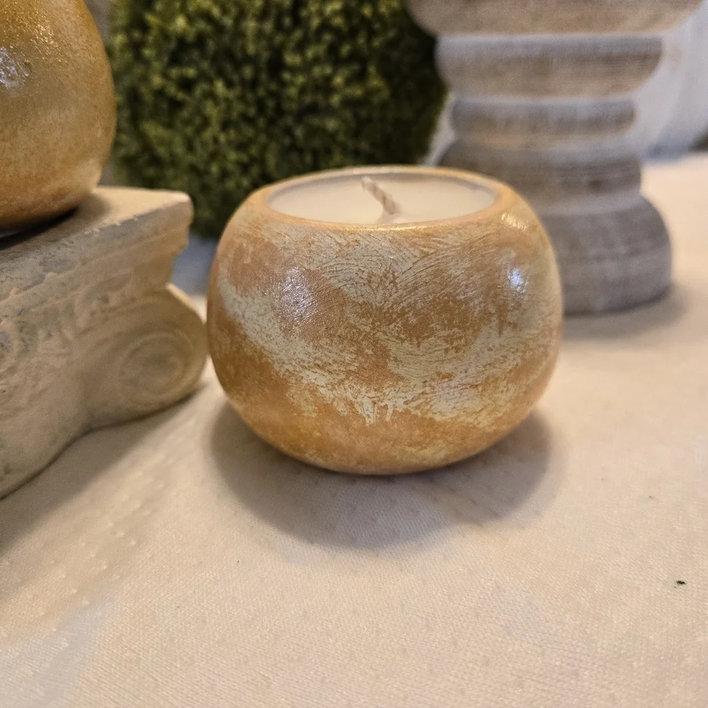 Beautiful Hand Poured Candle & Homeade Vessel. Willow Lane Glow- Fresh  Floral